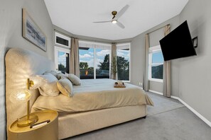 4 bedrooms, desk, travel crib, WiFi