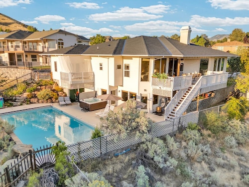 Epic Hillside Retreat Htd Pool HotTub Golf & Sauna