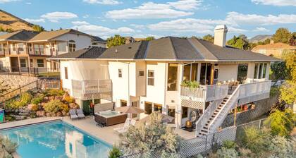 Epic Hillside Retreat Htd Pool HotTub Golf & Sauna