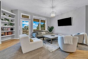 Fernseher, Kamin, Videospiele, Tischtennisplatte