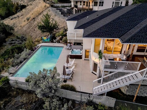 Epic Hillside Retreat Htd Pool HotTub Golf & Sauna