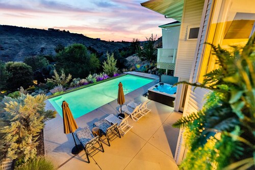 Epic Hillside Retreat Htd Pool HotTub Golf & Sauna