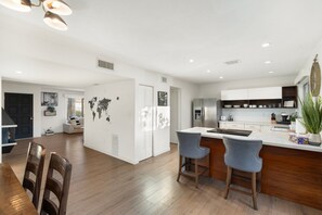 Interior - Modern and Spacious 3 Bdrm Scottsdale Townhouse! (Scottsdale)