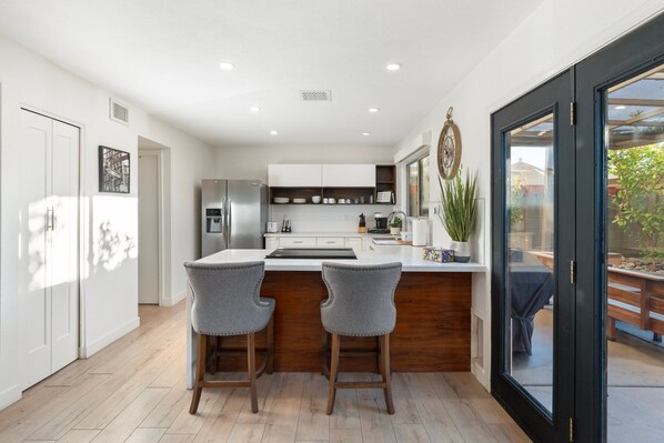 冷蔵庫、電子レンジ、オーブン、コンロ