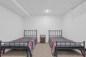 5 bedrooms, desk, free WiFi, bed sheets