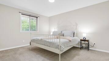 6 bedrooms, desk, free WiFi, bed sheets