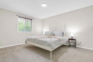 6 bedrooms, desk, free WiFi, bed sheets