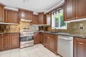 Fridge, microwave, oven, stovetop - Home, away from home. (Quinte West)