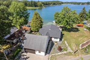 Un quartier résidentiel avec des maisons, un lac et un petit quai.