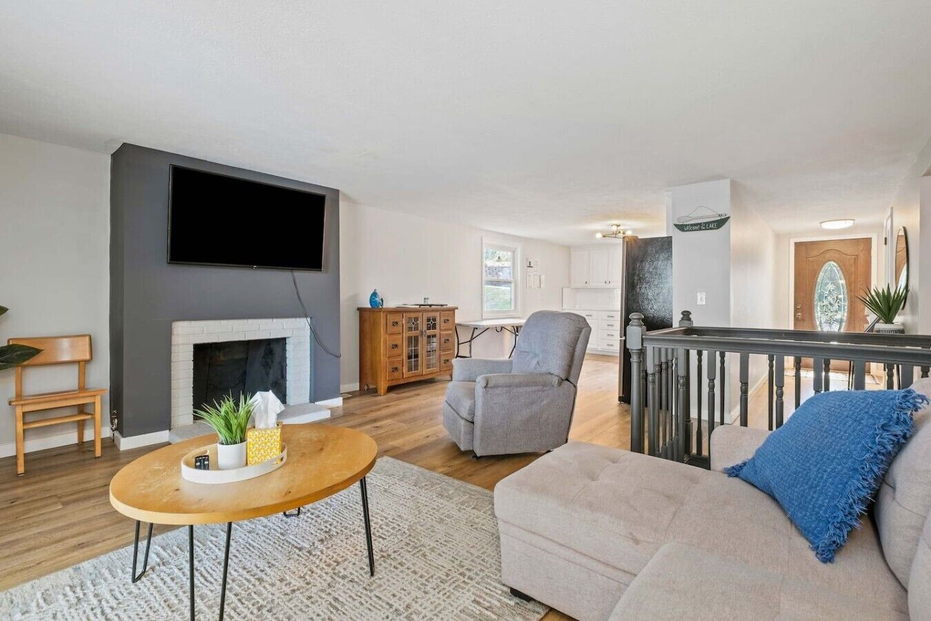 Una sala de estar con chimenea, televisor, sofá y mesa de centro.