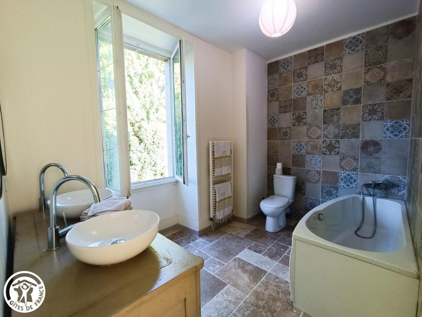 Un baño con un lavamanos grande, un inodoro y una bañera.