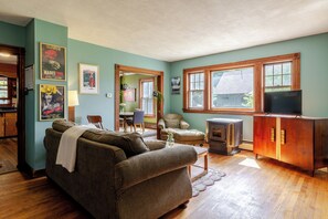 Smart TV, fireplace, books, music library