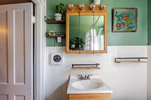 Sèche-cheveux, bidet, serviettes fournies, savon