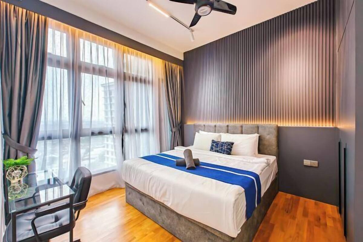 Een moderne hotelkamer met een bed, een bureau en een stoel.