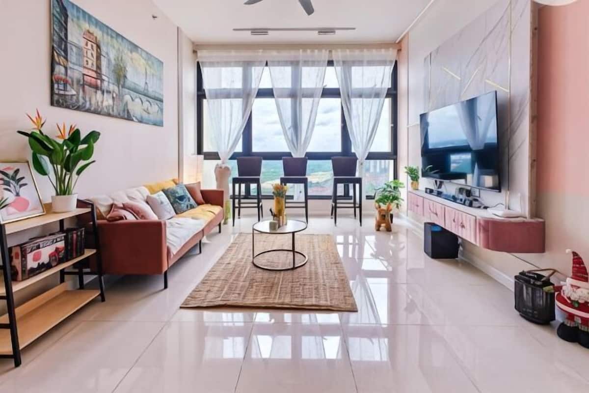 Een moderne woonkamer met een bank, salontafel en televisie.