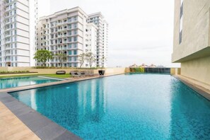 Piscina com vista para edifícios residenciais altos.