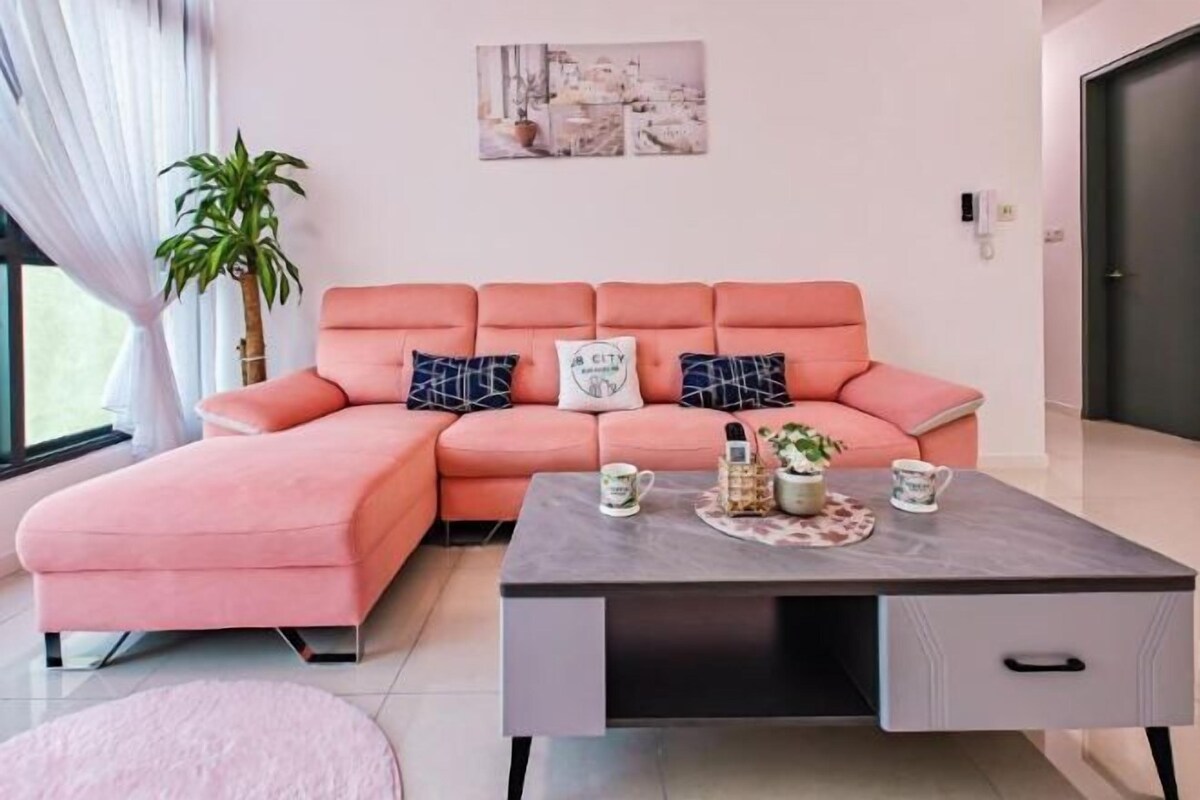 Ein modernes Wohnzimmer mit einem rosa Ecksofa, einem grauen Couchtisch mit Dekoration und einem Wandbild zum Thema Stadt.