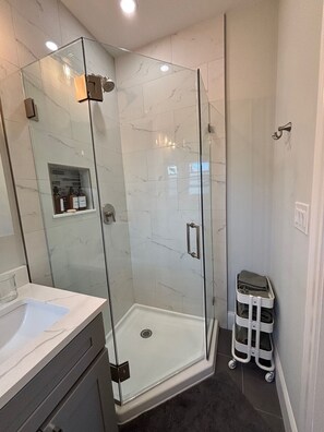 Douche, serviettes fournies, savon, papier de toilette