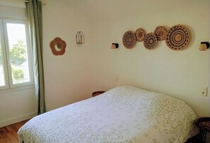 1 chambre, fer et planche à repasser, draps fournis