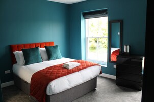 Escritorio y espacio para trabajar con laptop 