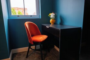 Desk, laptop workspace, iron/ironing board, free WiFi - The Royal Alfred (St Helens)