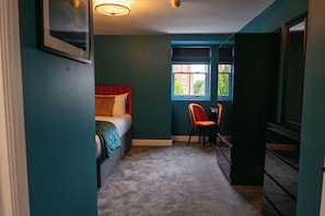 Escritorio y espacio para trabajar con laptop