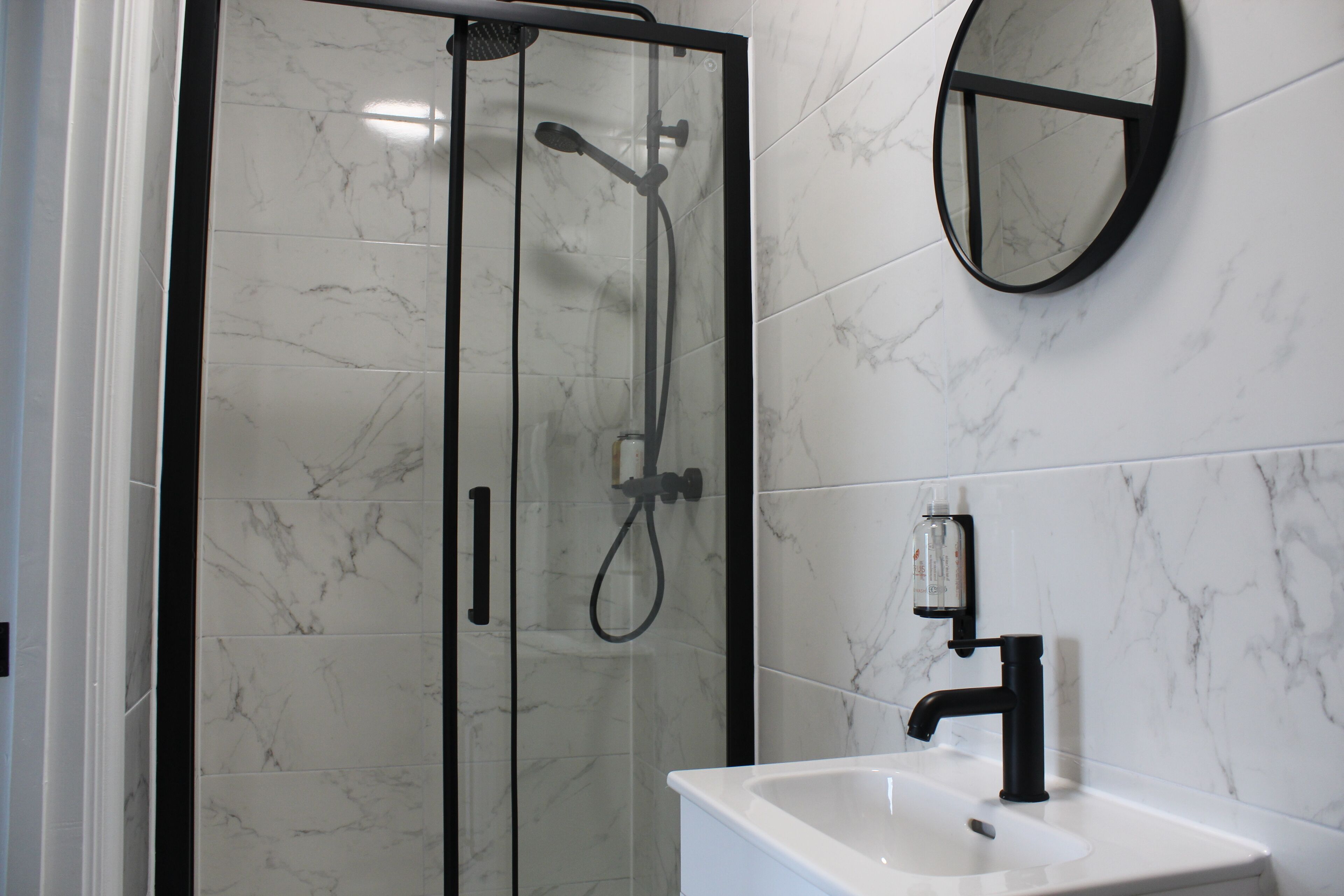 تجهيزات دش، مجففات شعر، مناشف، صابون