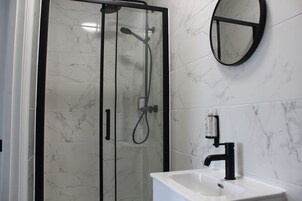 Ducha, secador de pelo, toallas, jabón