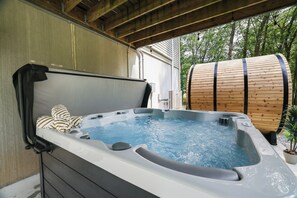 Outdoor spa tub