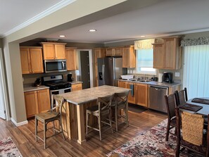 Microwave, oven, stovetop, dishwasher - Charming 4-bedroom house with AC in Fort Scott (Fort Scott)