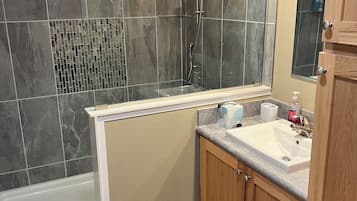 Douche, sĂšche-cheveux, serviettes fournies, savon