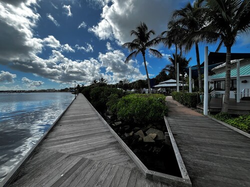 Welcome to Aqua Aura a Charming studio with AC in Stuart - Perfect for a getaway