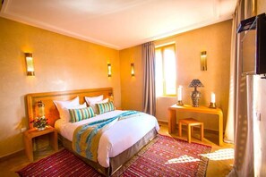6 bedrooms, iron/ironing board, WiFi, bed sheets
