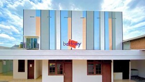 Un edificio moderno con un llamativo letrero de 'betHommy' en la fachada.