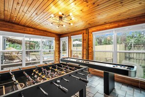 Game room - Lakeside Talahi Retreat with Pool & Hot Tub (Savannah)