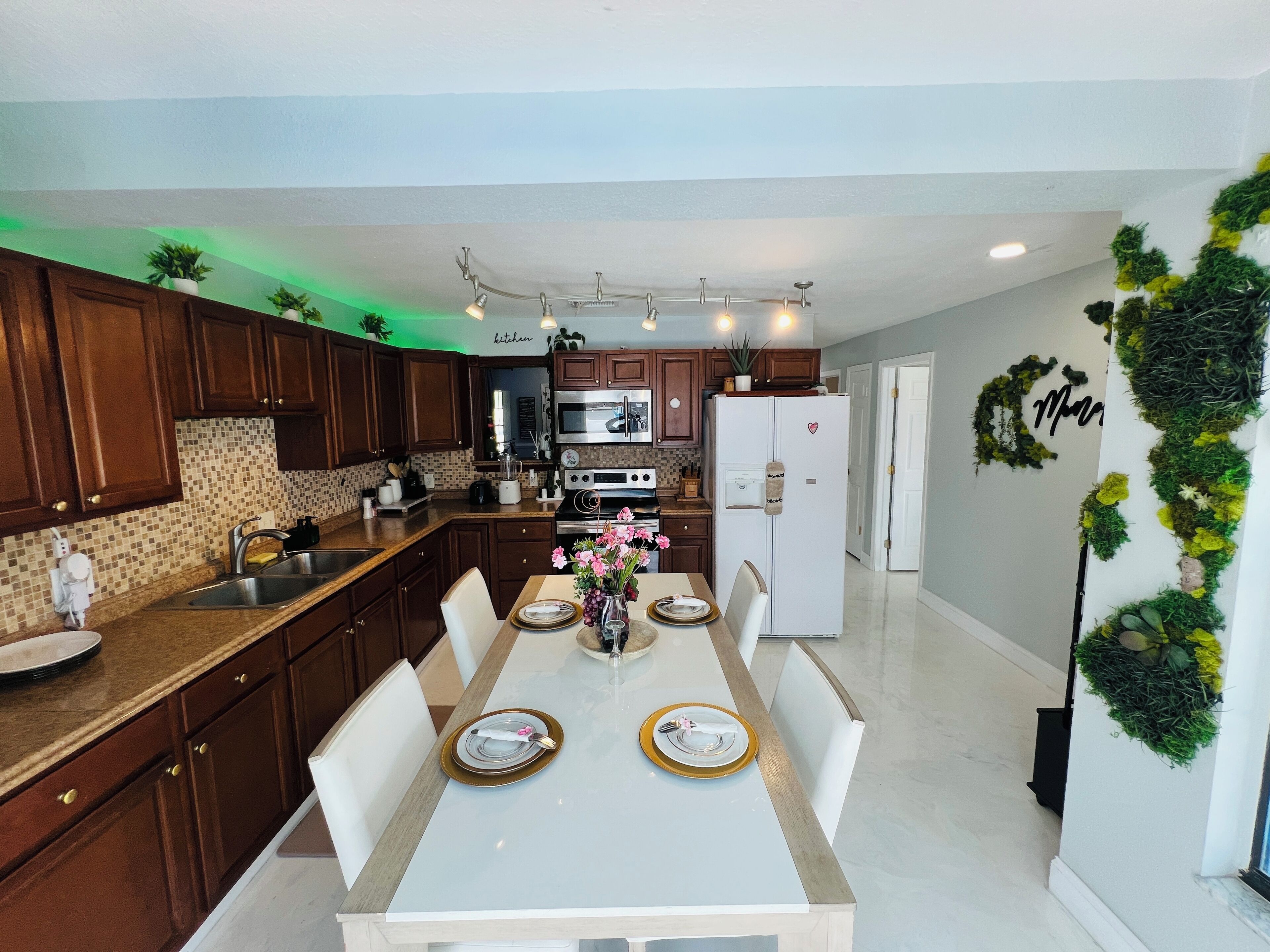 Fridge, microwave, oven, coffee/tea maker