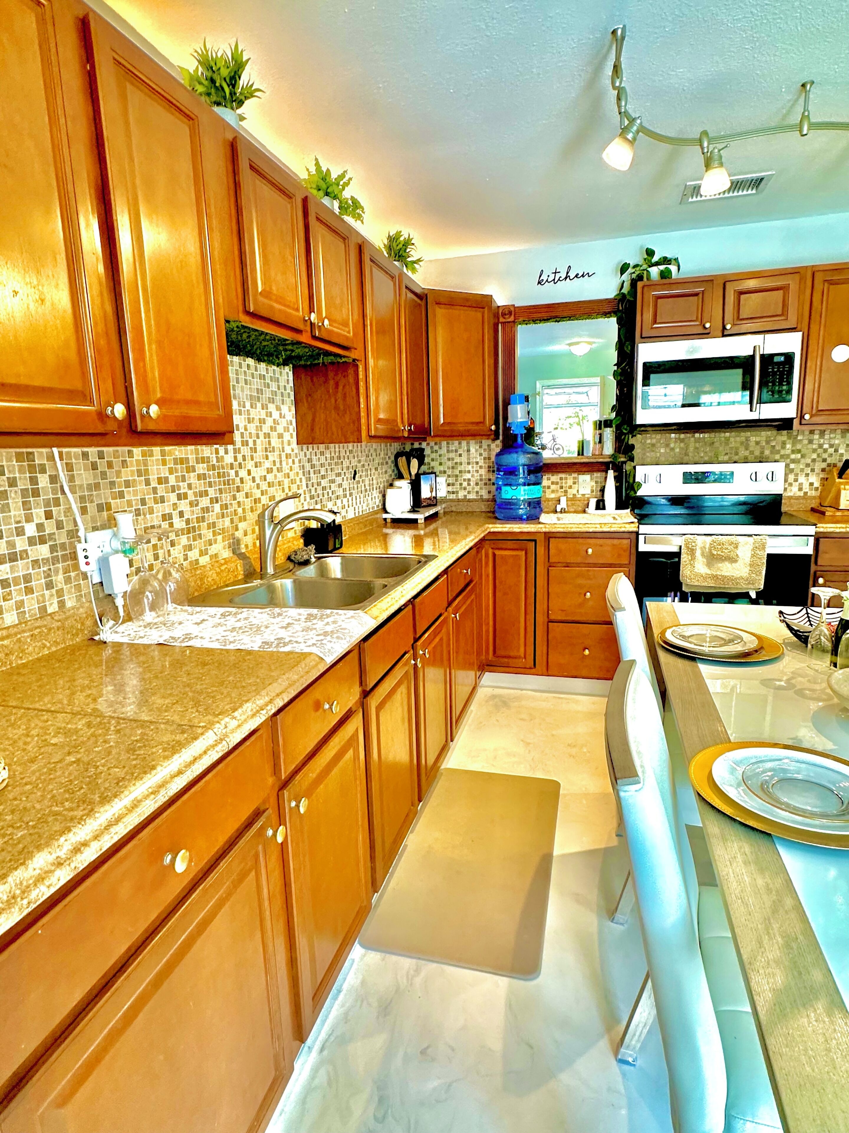 Fridge, microwave, oven, coffee/tea maker