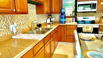 Fridge, microwave, oven, coffee/tea maker