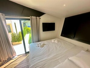 Habitación básica doble, vistas al patio | Caja fuerte, tabla de planchar con plancha, wifi gratis