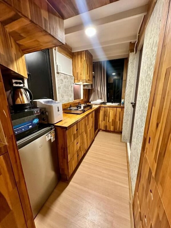 Basic Cabin, Courtyard View | Private kitchen