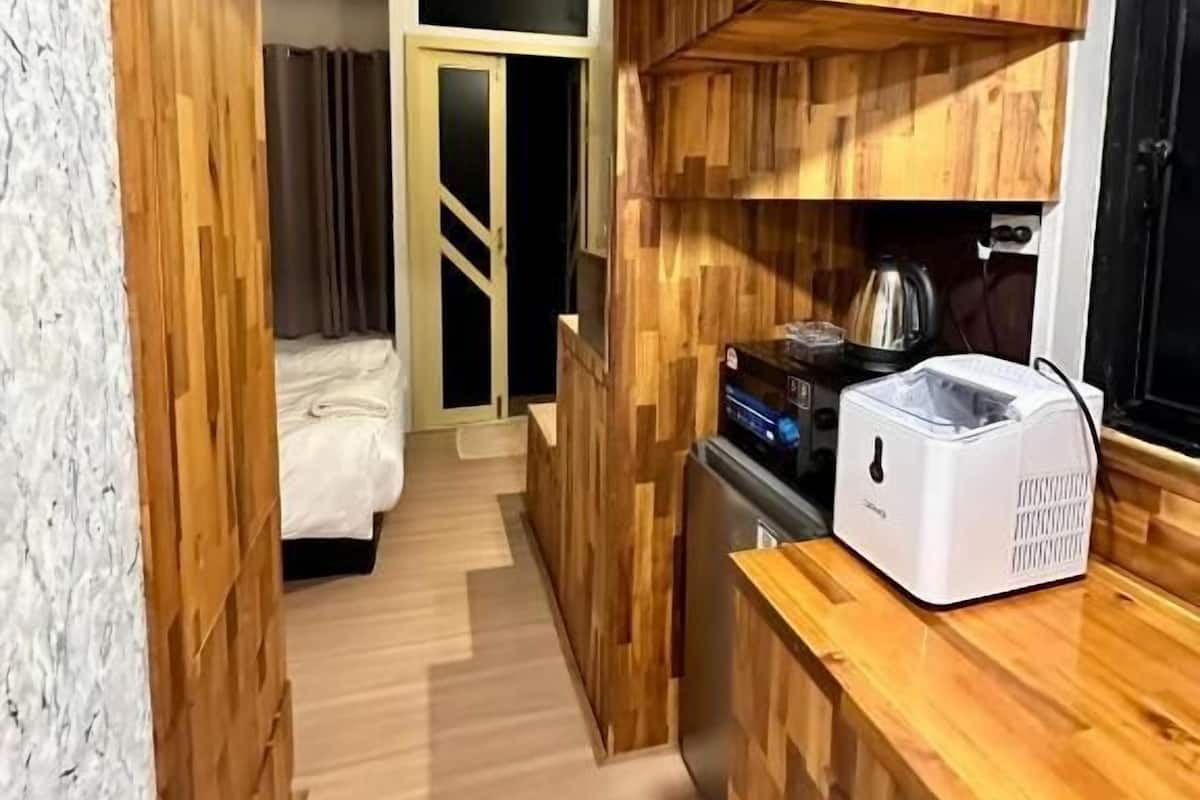 Basic Cabin, Courtyard View | In-room safe, iron/ironing board, free WiFi