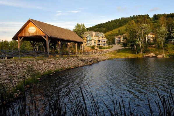Exterior - 🏔️ Luxurious Ski-In/Ski-Out Mountain Retreat at Mont-Blanc – Sleeps 8 (Mont-Blanc)