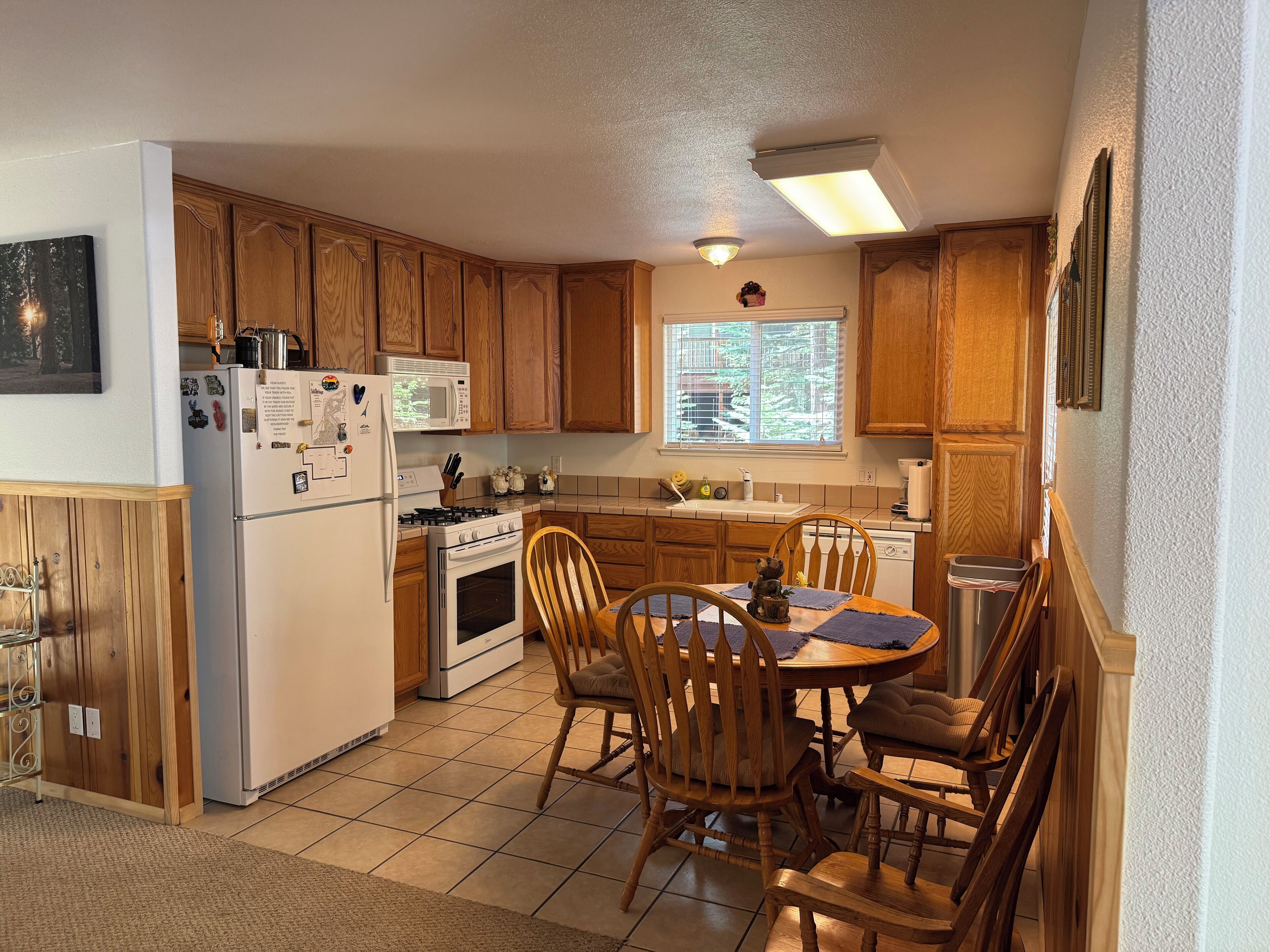 Mikrobølgeovn, ovn, kokeplater og oppvaskmaskin