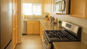 Microondas, horno, parrilla de estufa y lavavajillas