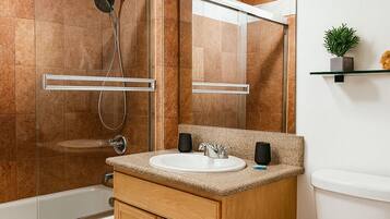 Regadera, secadora de cabello, toallas, jabón