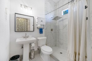 Douche, sèche-cheveux, serviettes fournies, savon