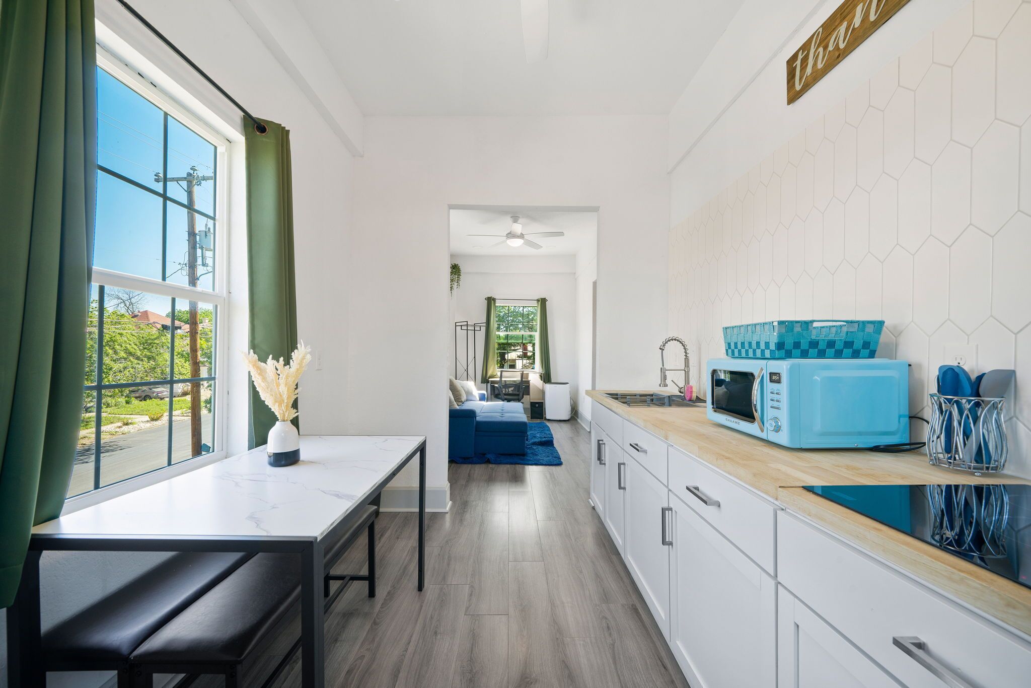 Een koelkast, een microgolfoven, een kookplaat, een vaatwasser