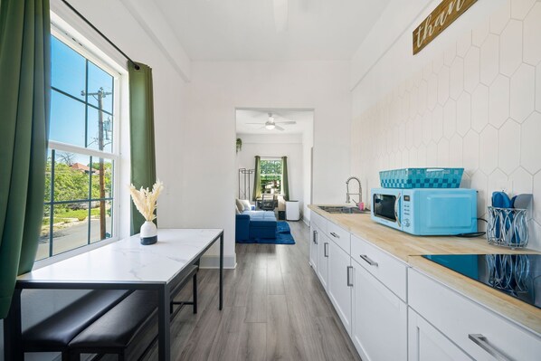 Jääkaappi, mikroaaltouuni, liesi, astianpesukone