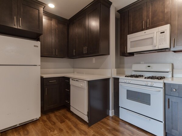 冷蔵庫、電子レンジ、オーブン、コンロ