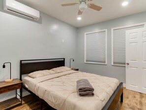 1 bedroom, iron/ironing board, travel crib, free WiFi - Spacious 1 Bedroom in Studio City Unit B (Studio City)